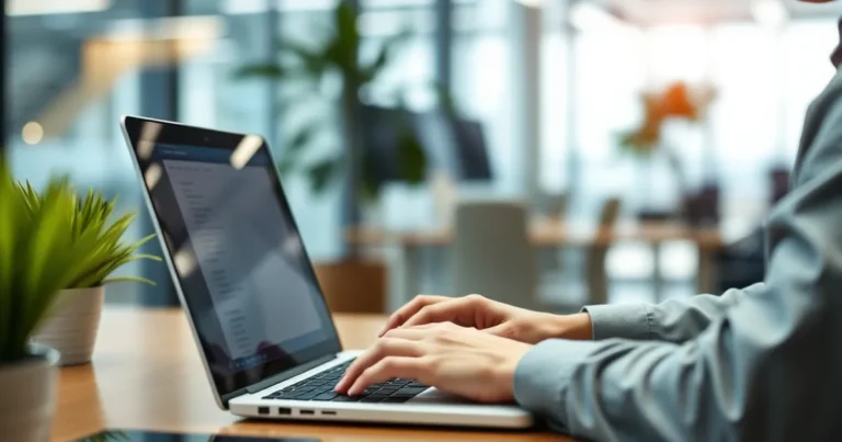 Persona escribiendo contenido en una oficina moderna